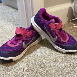 Girls, Size 11 Nike Tennis Shoes. Good condition!